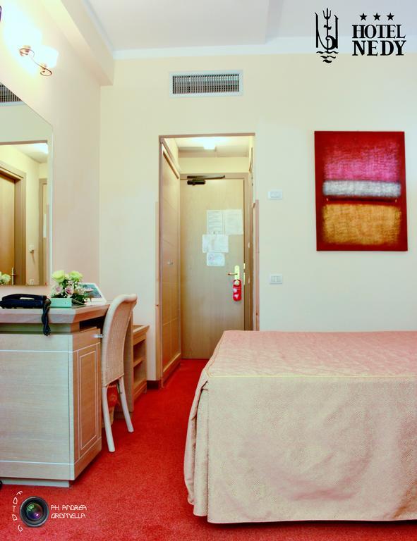 Hotel Nedy Marina di Massa Εξωτερικό φωτογραφία