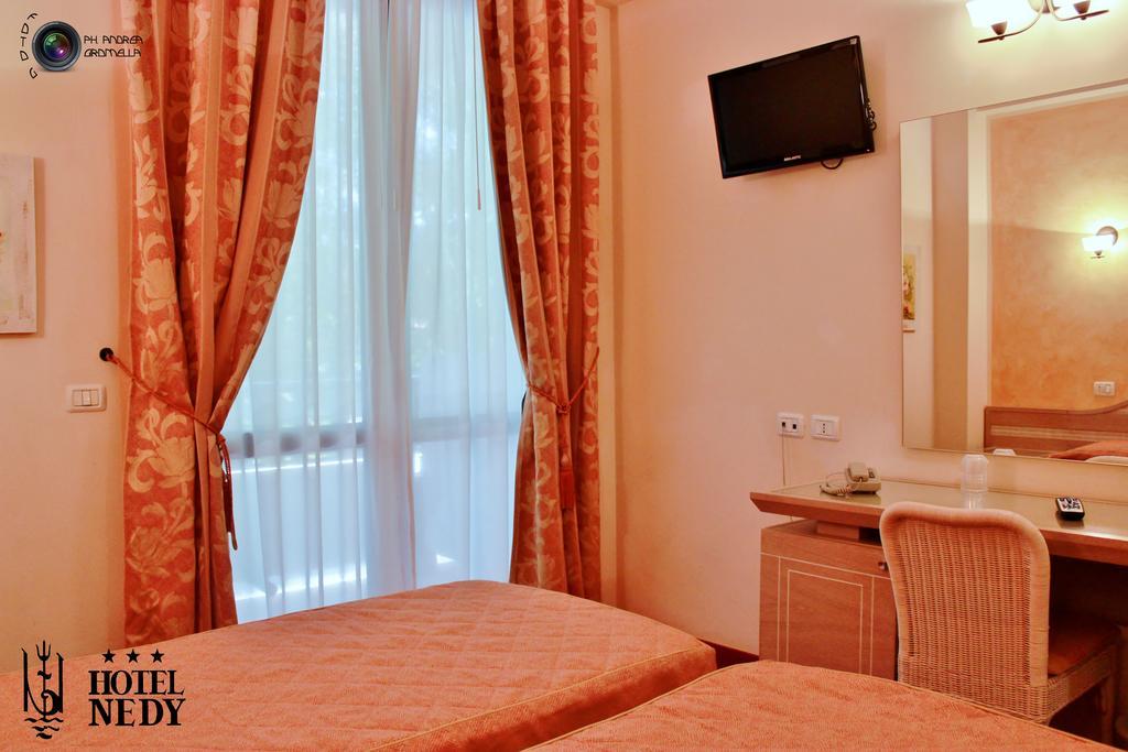 Hotel Nedy Marina di Massa Εξωτερικό φωτογραφία