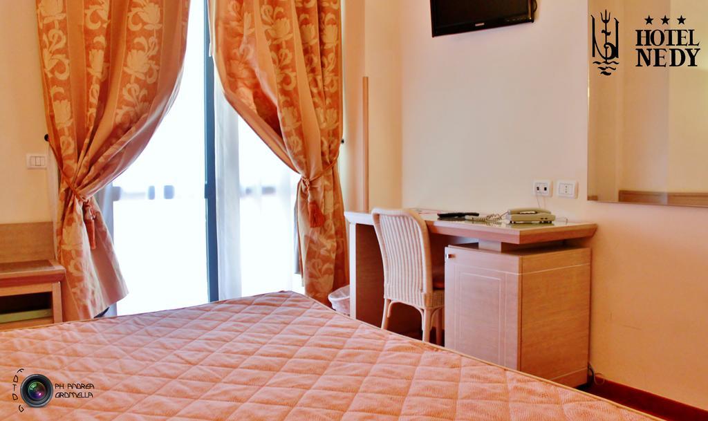 Hotel Nedy Marina di Massa Εξωτερικό φωτογραφία