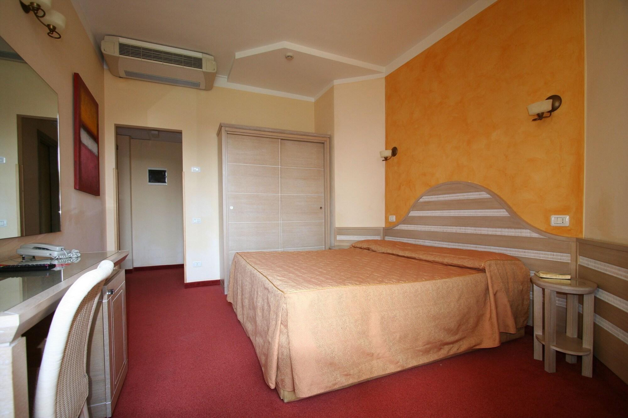 Hotel Nedy Marina di Massa Εξωτερικό φωτογραφία
