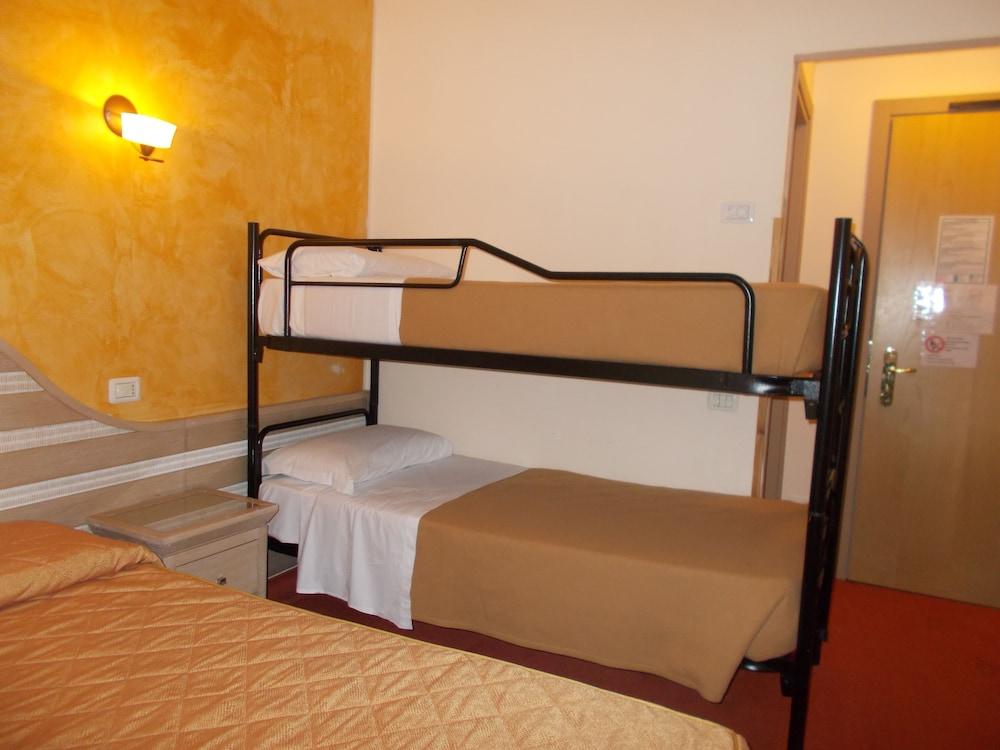 Hotel Nedy Marina di Massa Εξωτερικό φωτογραφία