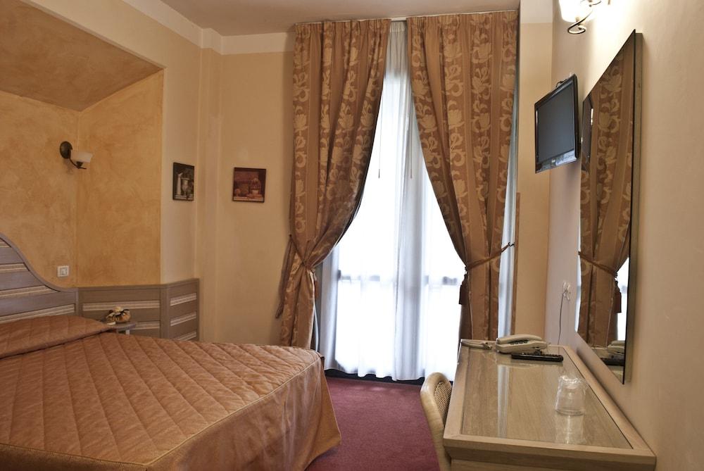 Hotel Nedy Marina di Massa Εξωτερικό φωτογραφία
