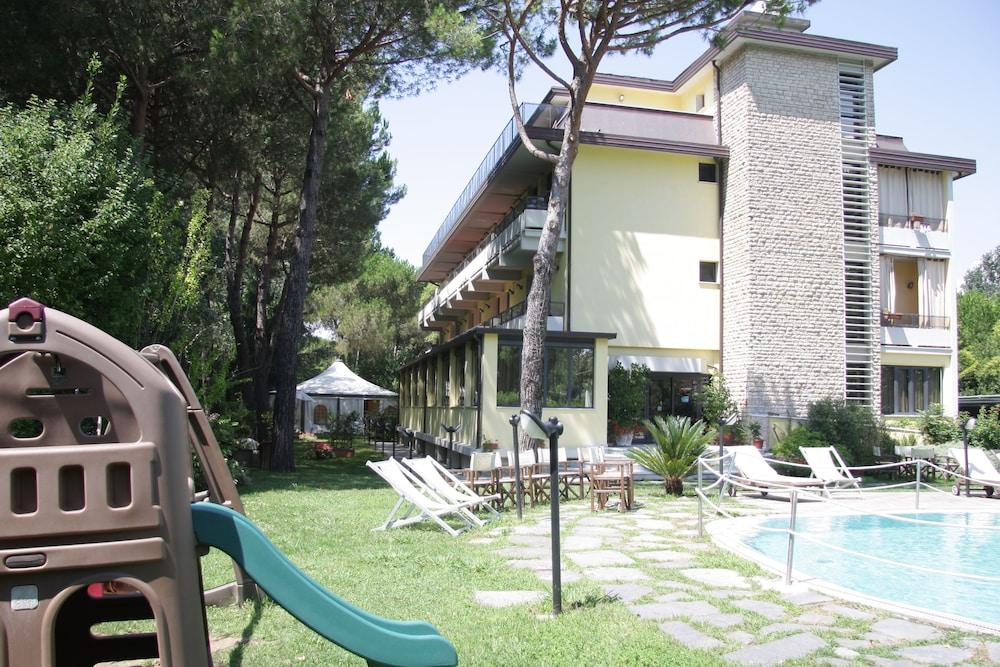 Hotel Nedy Marina di Massa Εξωτερικό φωτογραφία