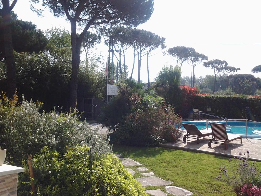 Hotel Nedy Marina di Massa Εξωτερικό φωτογραφία