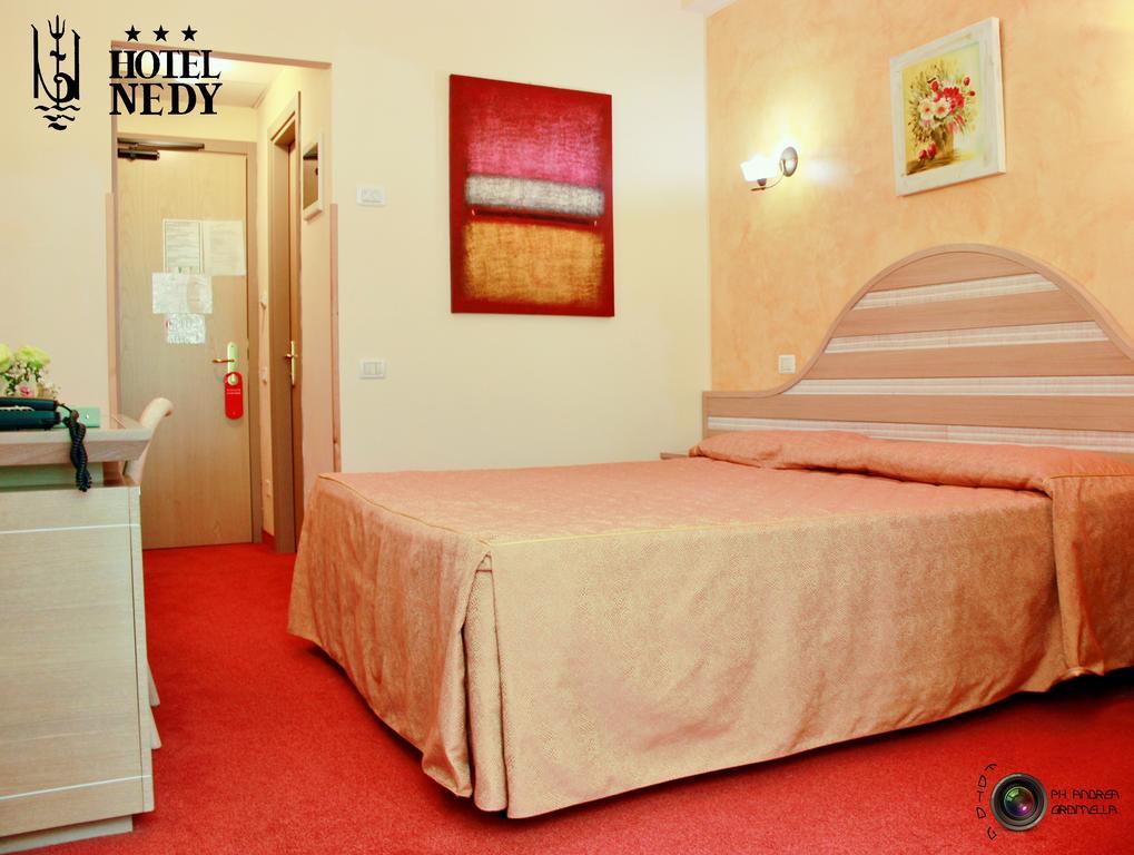 Hotel Nedy Marina di Massa Εξωτερικό φωτογραφία