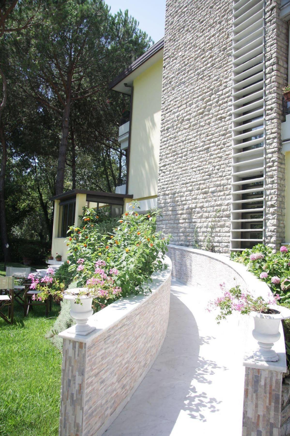 Hotel Nedy Marina di Massa Εξωτερικό φωτογραφία