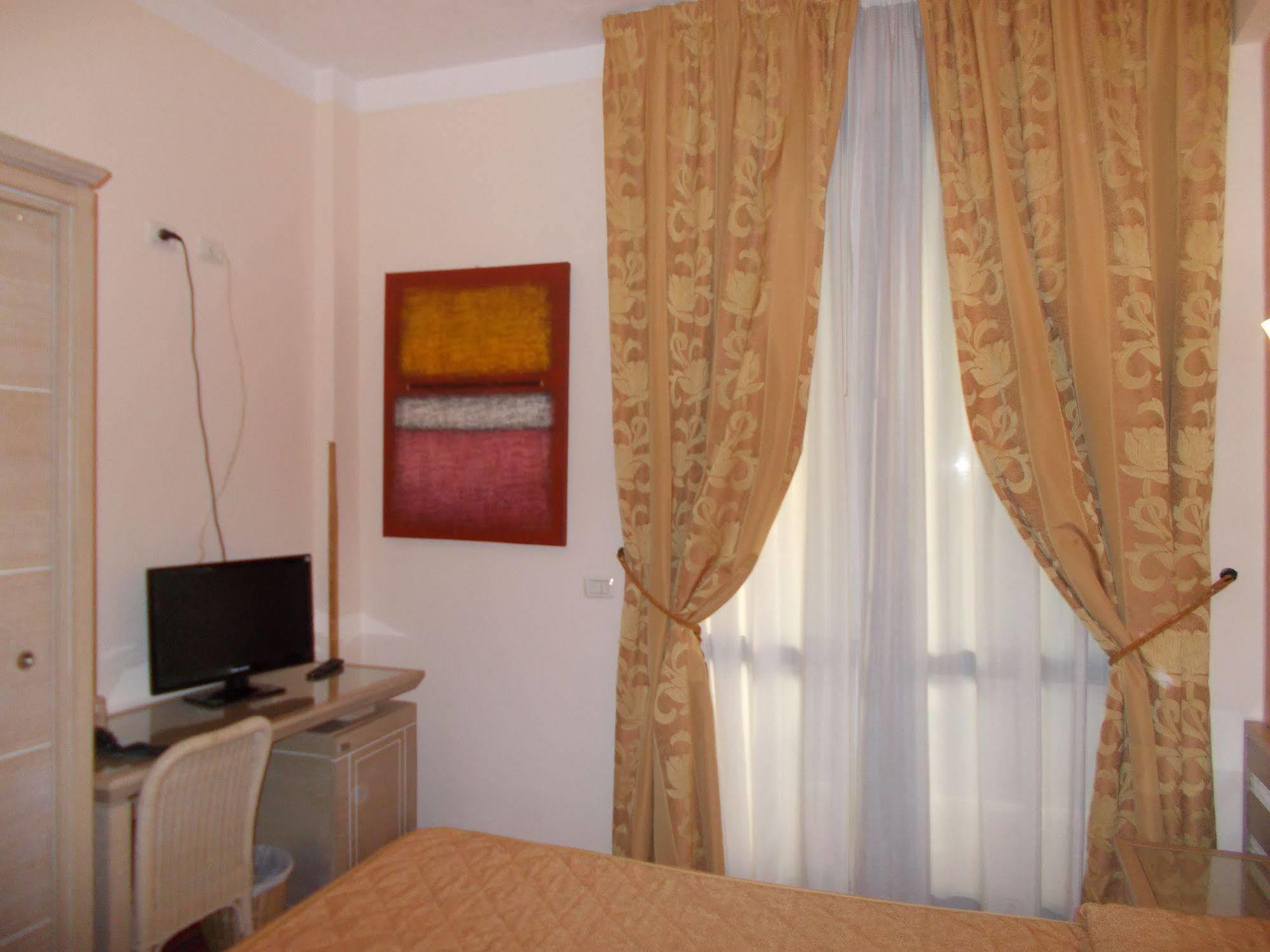 Hotel Nedy Marina di Massa Εξωτερικό φωτογραφία