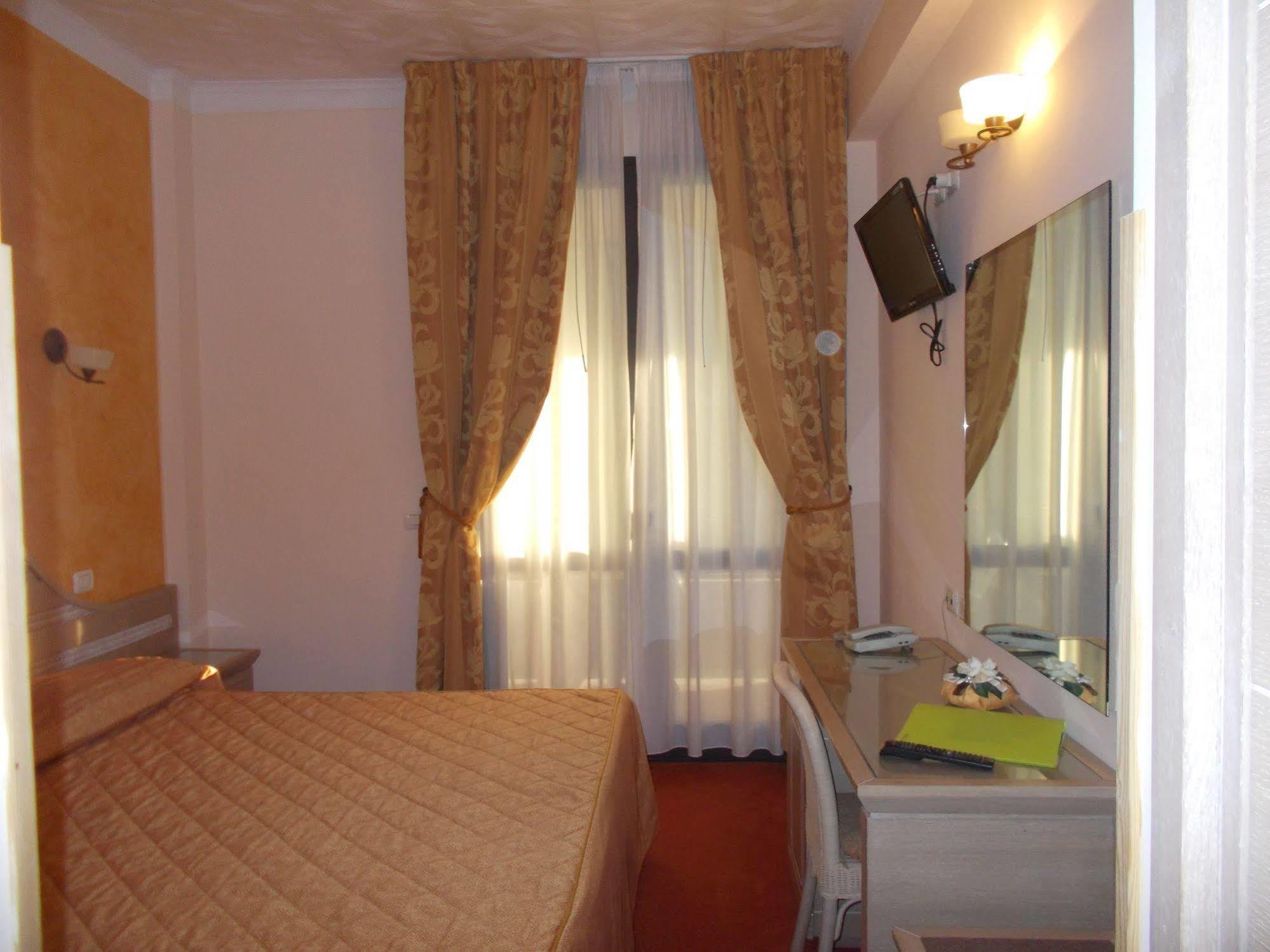 Hotel Nedy Marina di Massa Εξωτερικό φωτογραφία