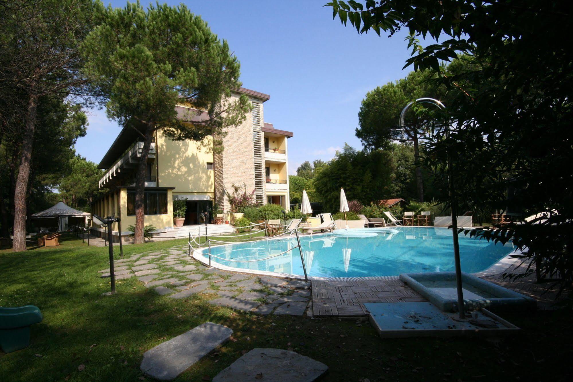 Hotel Nedy Marina di Massa Εξωτερικό φωτογραφία